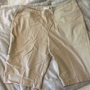 Chico’s So Slimming Bermuda length shorts Size 2.5 (14)